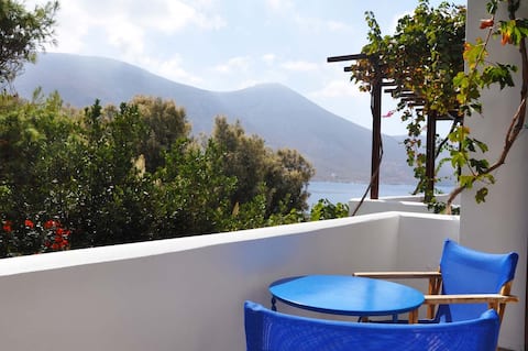 Apartment with garden and sea view