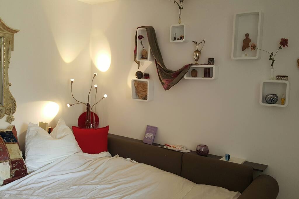 gemütliches Bett, das zum träumen einlädt