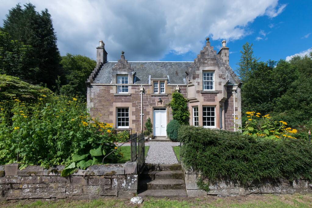 Gardener's Cottage with castle tour Houses for Rent in Crieff, United