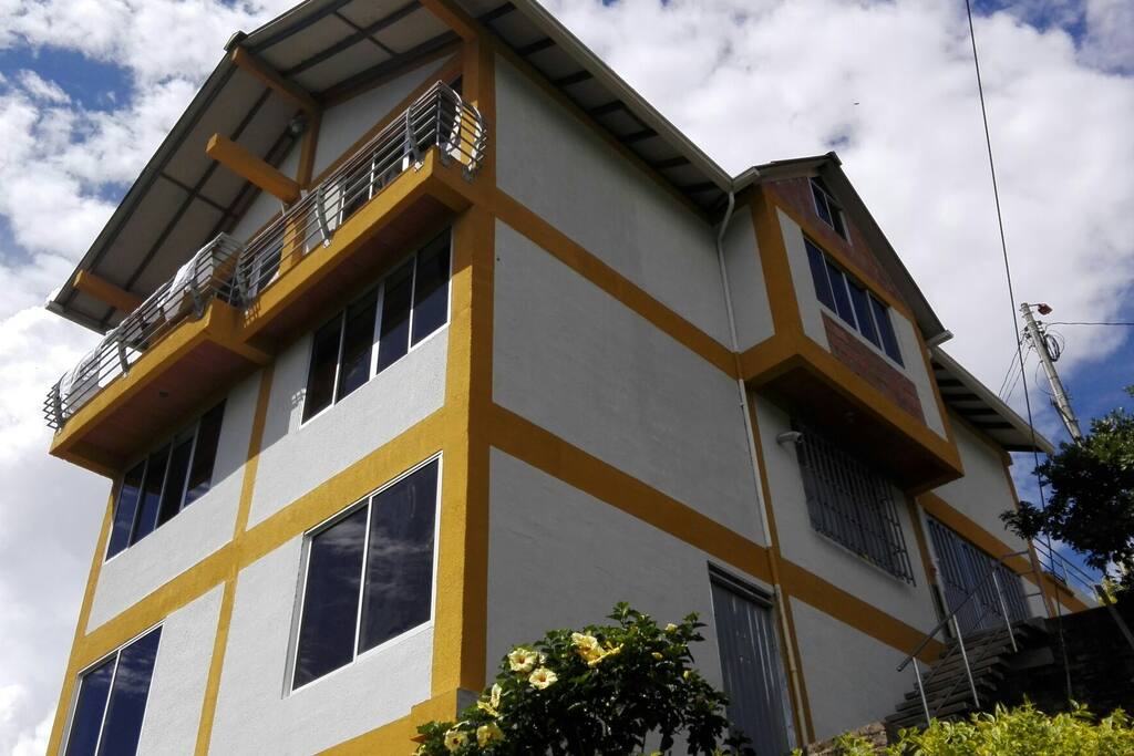 La casa tiene tres plantas,la planta de alquiler es el segundo piso de. 100m2.