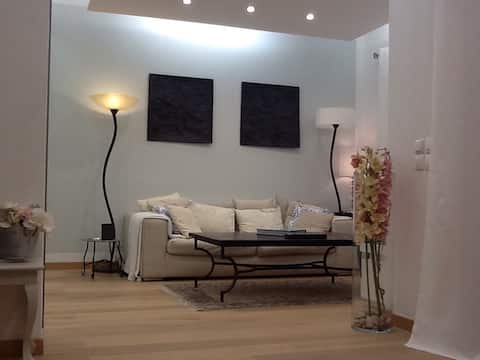 Successful Airbnb property: Stylish city center apartment in Saint Denis