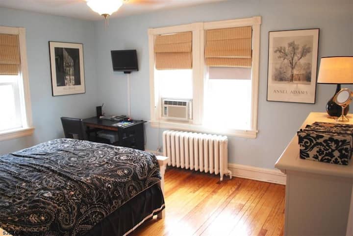 مكيف وتلفزيون الكابل في كل غرفة نوم. 