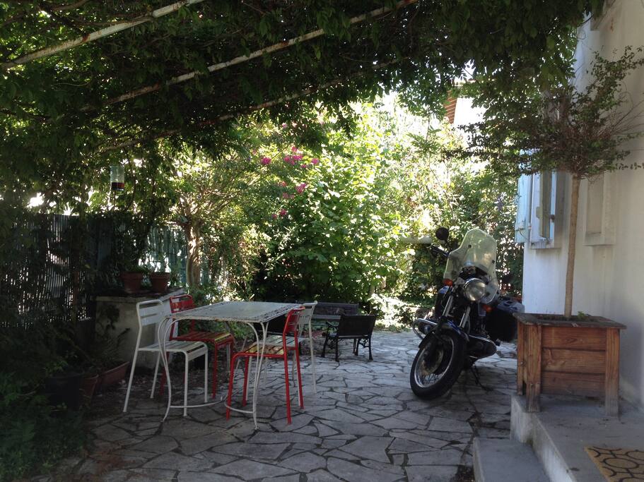 La Pergola couverte de Glycine : idéale pour manger au frais (possibilité de garer une moto). / Covered with Wisteria Pergola : ideal for dining al fresco ( possibility to park a motorbike ).