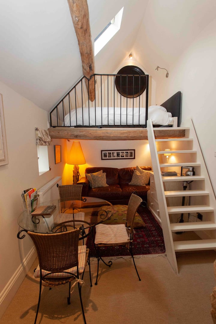 Освен това тази стая може да бъде уютна и трапезария . Това беше старият магазин за дърва на хамбара 