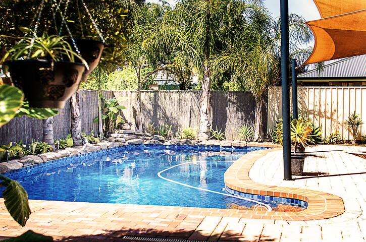 The Green Room in House with Pool And free wifi