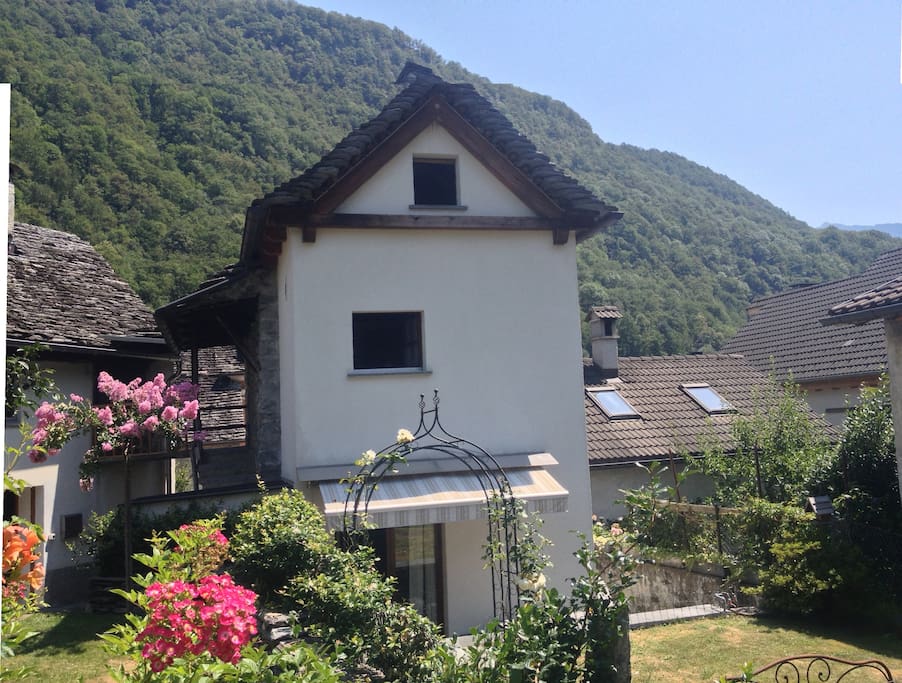 Giardino del Rustico NinFea dietro