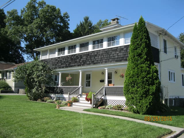 Large Suite w/ private bath in Rhinebeck Village