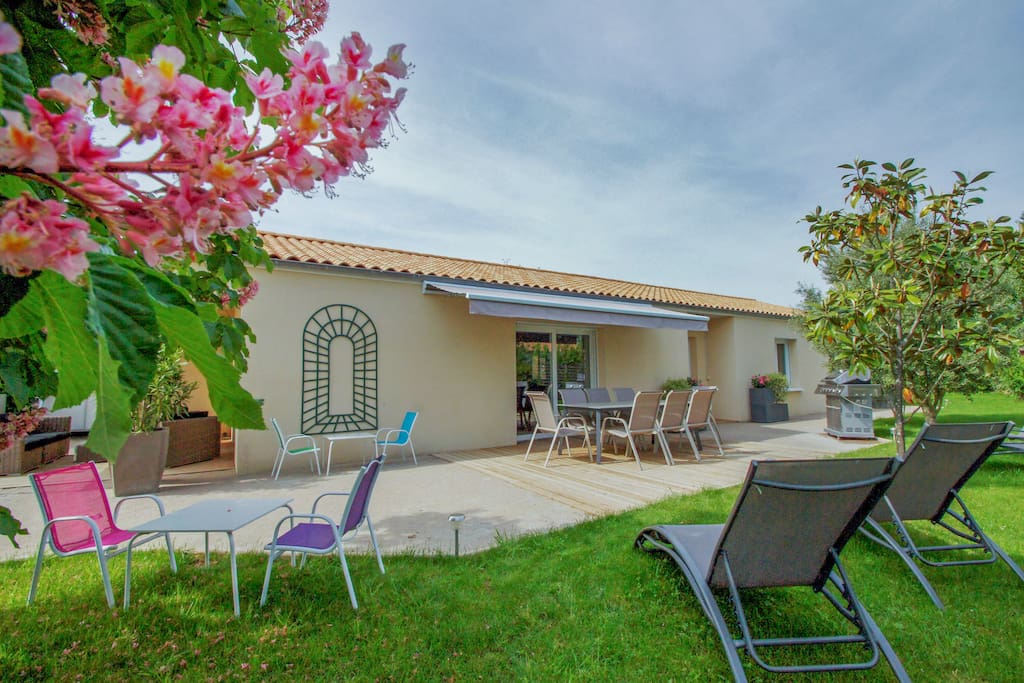 une maison contemporaine avec spa et sauna
