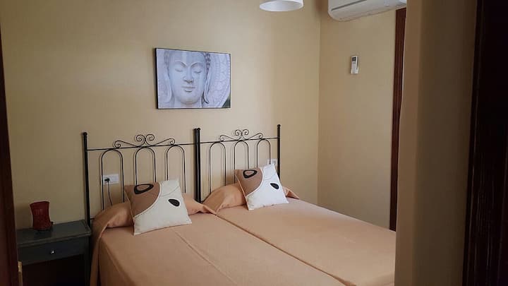 Soba s bračnim krevetima. Kupaonica u sobi s desne strane