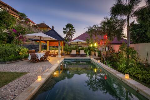 LUXURY VILLA WITH TROPICAL GARDEN -ULUWATU