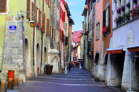 The 12, courtyard side...