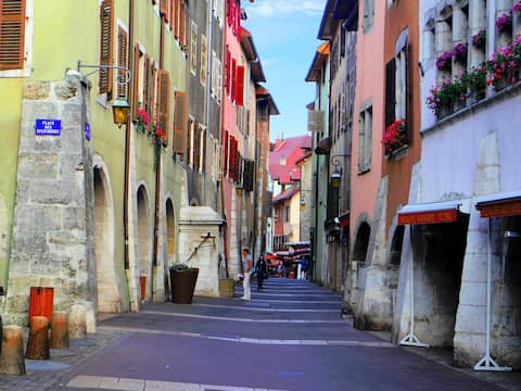 The 12, courtyard side...