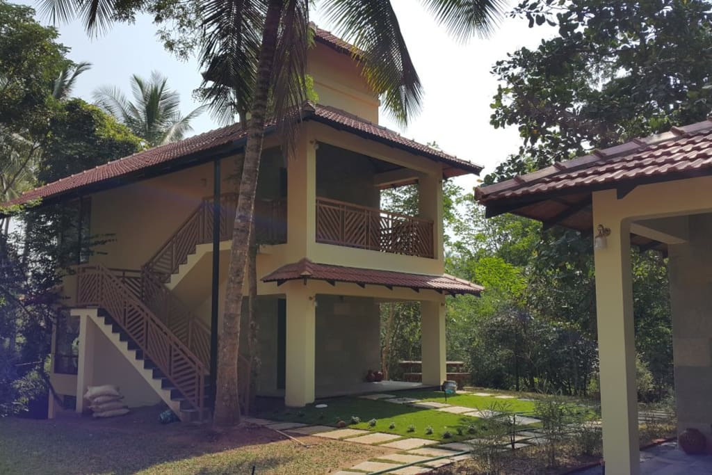 Airy and inviting, all rooms come with individual sit outs, enclosed decks, and comfy mattresses laid on vintage, king-size beds. The double storey cottages come with green half doors for adjusting your privacy levels.