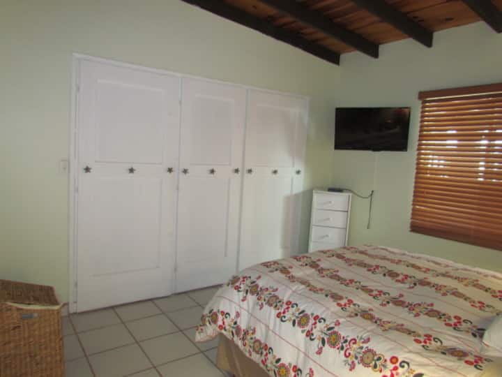 Основна стая с плосък телевизор и климатик