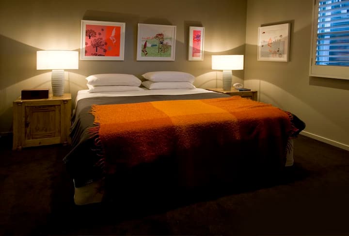 Легло тип Кинг със самостоятелен санитарен възел с подово отопление