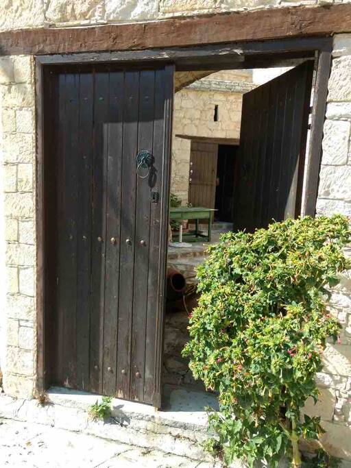 Είσοδος - main entrance