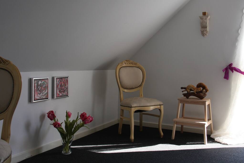 Stole og et lille bord (ej afbilledet ) i værelset med balkon