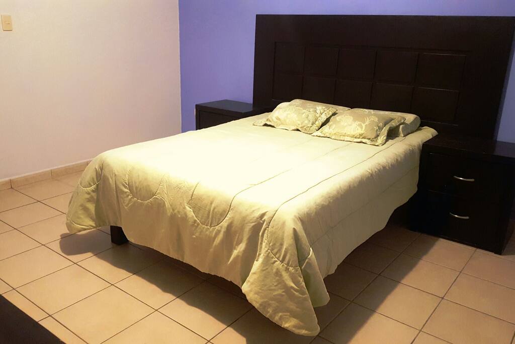 Habitación privada con cuarto de baño y tina.
