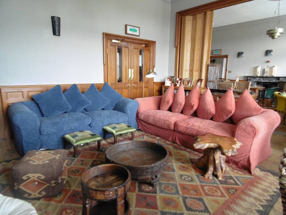 Cosy lounge to read the news