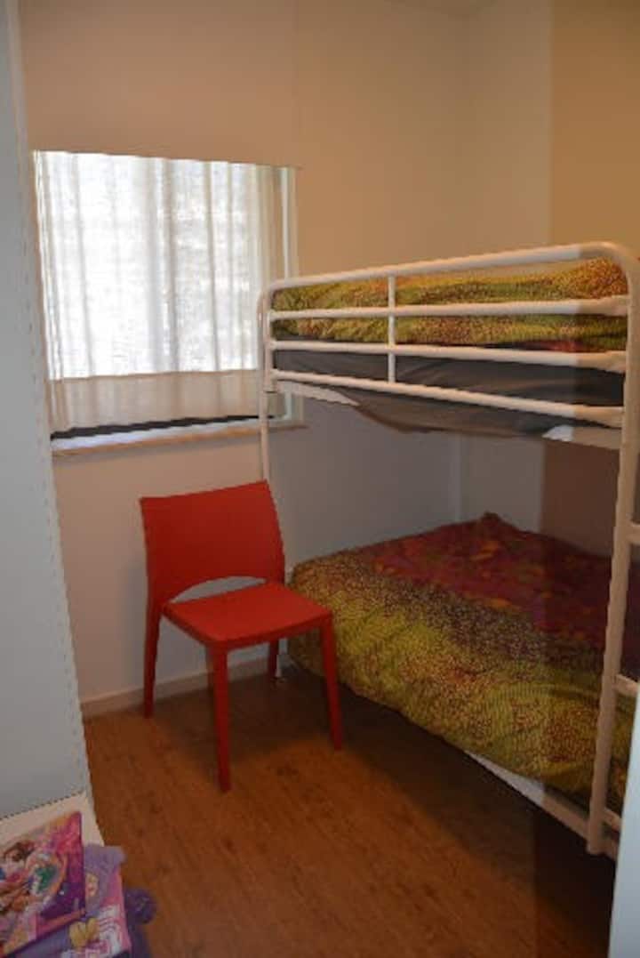 Petite chambre avec lit superposé