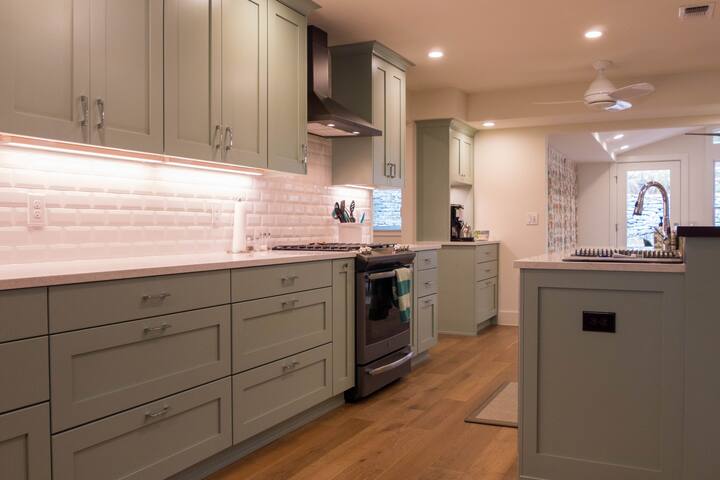 4 Bedrooms, 12 mins to DT & Domain, close to Mesa gallery image 4