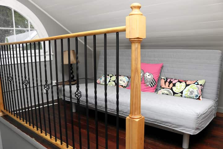 לופט עם מיטת פוטון וחלון עגול