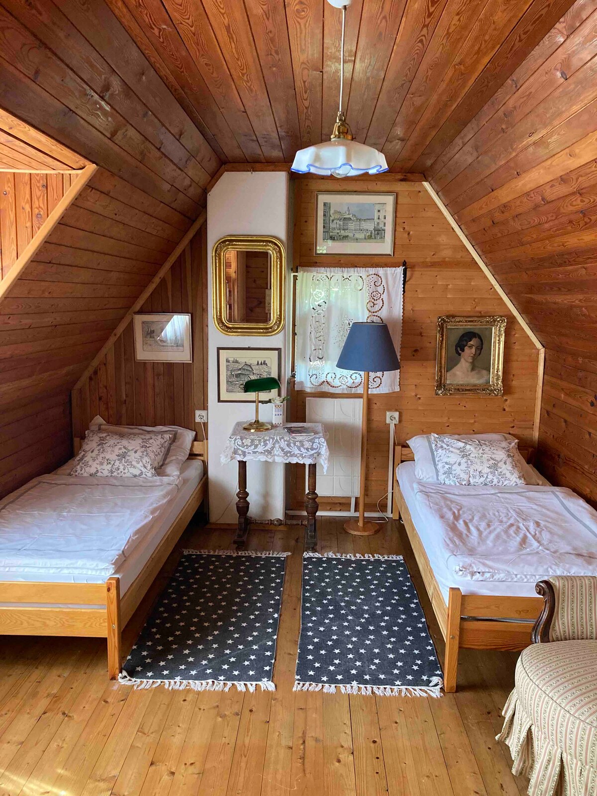 Schlafzimmer. Die beiden Betten können auf Wunsch auch zum Doppelbett zusammengeschoben werden. 