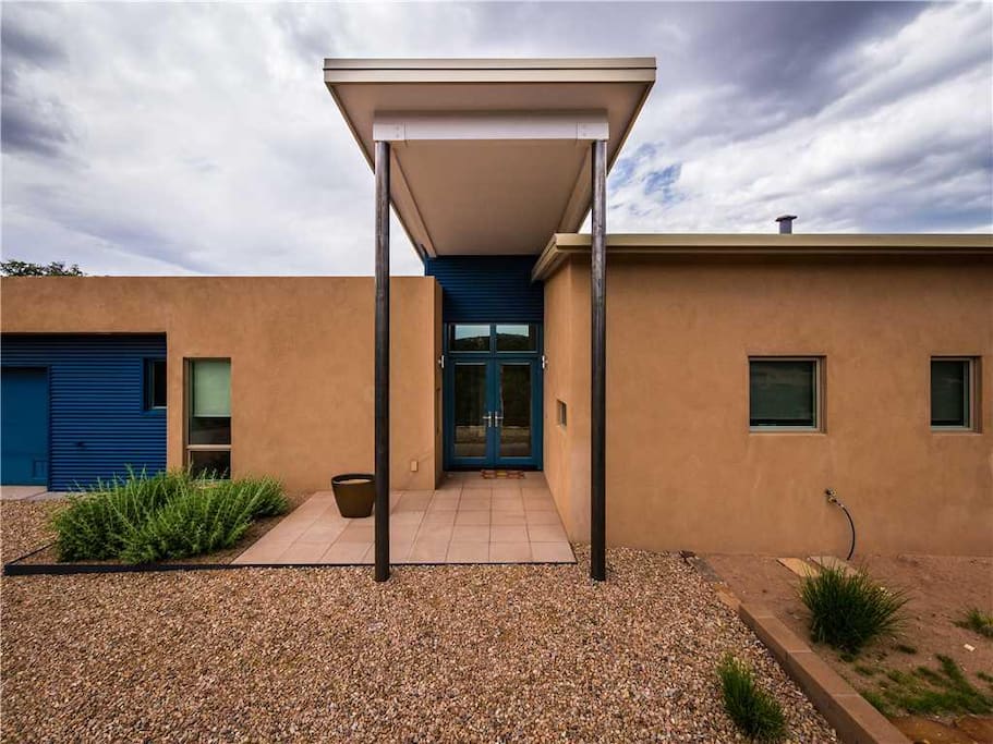 Just Like Home - Once you arrive at this beautiful Sante Fe home, you may never want to leave!
