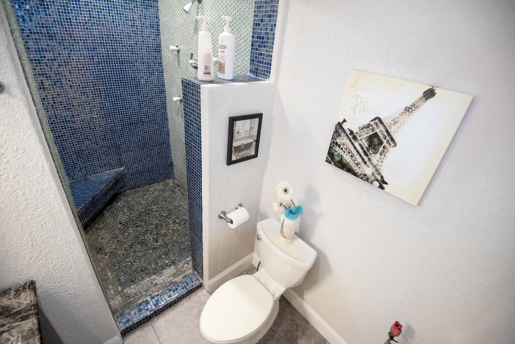 A very peaceful and relaxing trip, for a great price! A gorgeous house! Absolutely exquisite with beautiful gardens, beautiful art, beautiful themed rooms, and all at a great price!