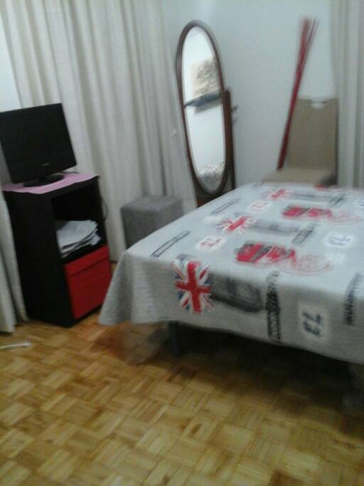 cama grande con tv