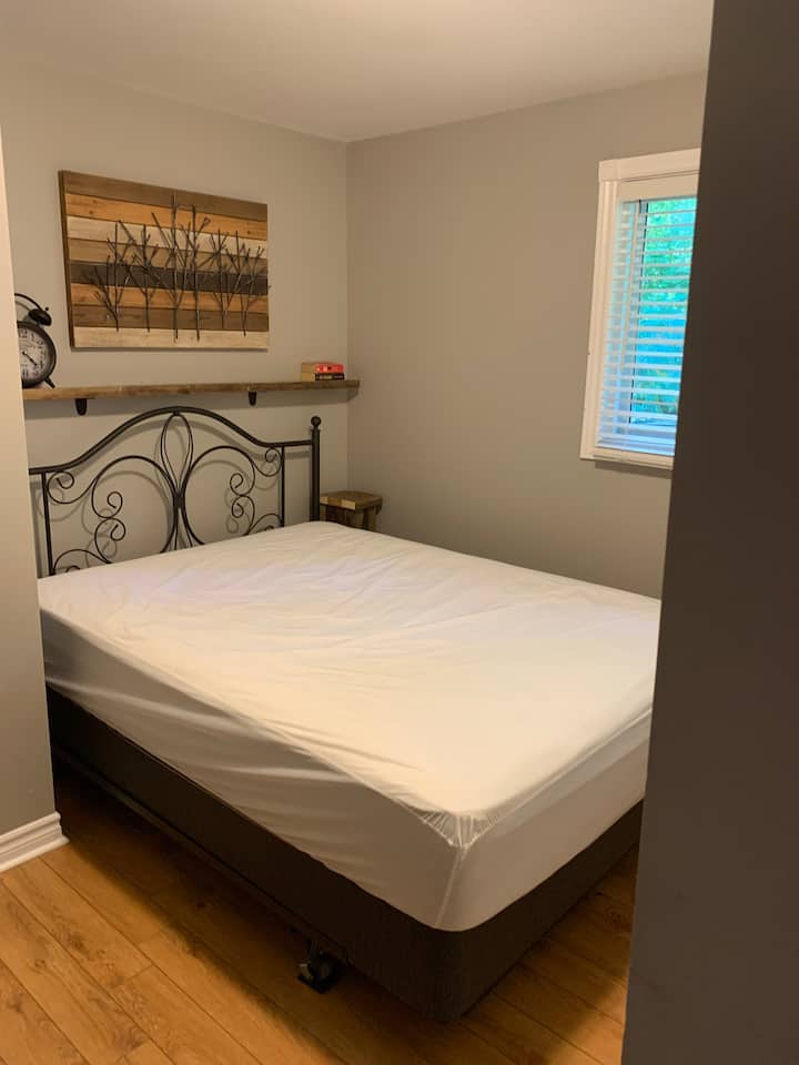 غرفة النوم رقم2 بسرير بحجم كبير (مع أغطية فراش) وخزانة ملابس. غير شامل الأسرّة والوسائد. 