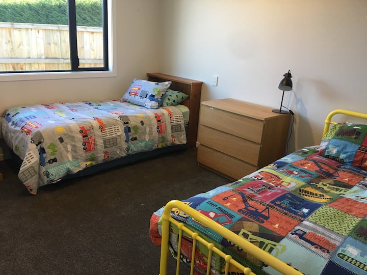 带2张1米宽单人床的儿童卧室。