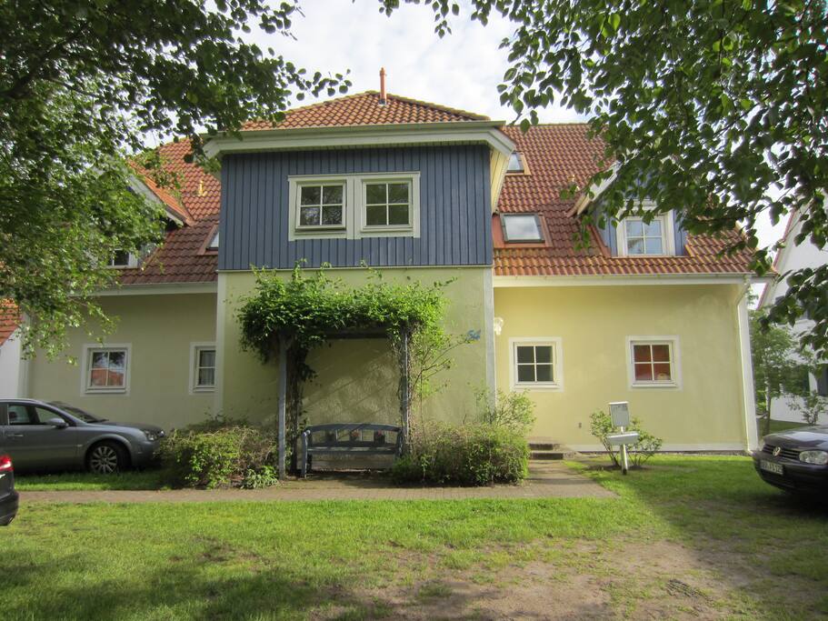 Hier kommst du nach dem Check-In bei der Rezeption um die Ecke an: Parkplatz und Hauseingang auf der linken Seite der Grünen Straße ...