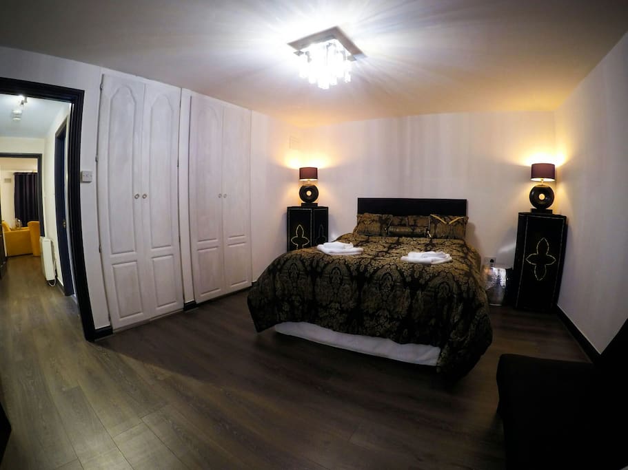 King size Main bedroom