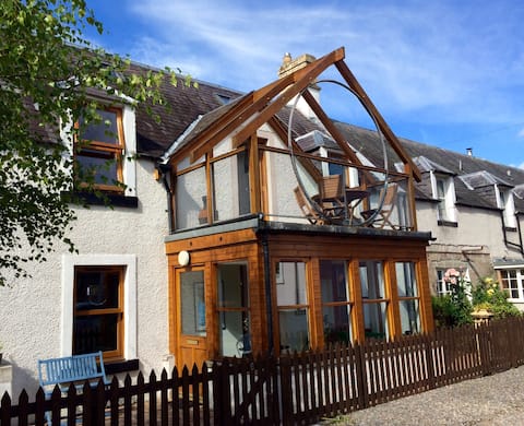 Quiet, spacious city cottage close to River Ness
