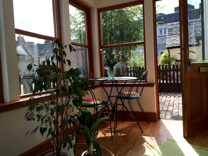 Quiet, spacious city cottage close to River Ness Houses for Rent in