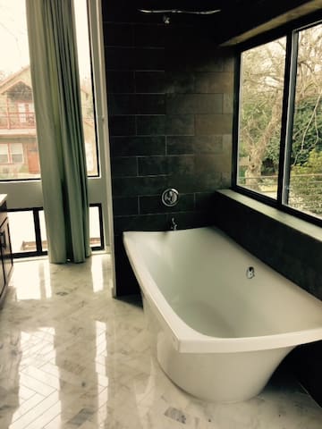 F1 Discount Luxurious Home: Minutes from Downtown gallery image 3