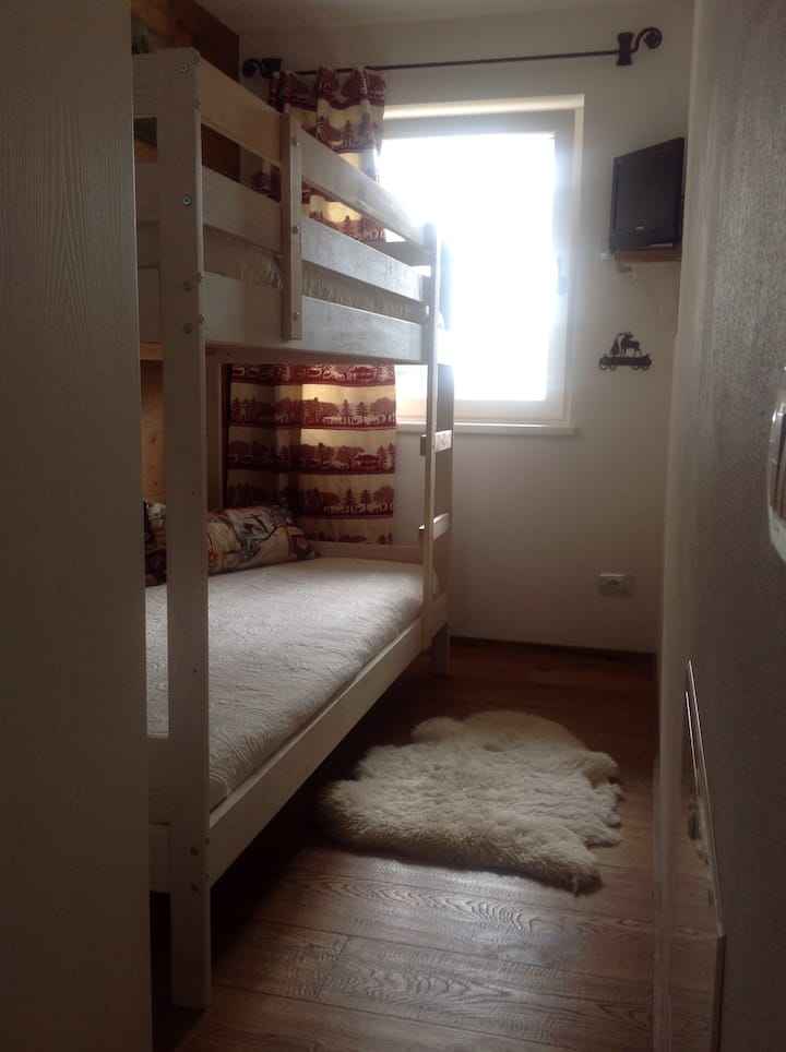 Dječja spavaća soba s krevetom na kat za odrasle