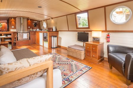 Boutique houseboat with secluded,  garden mooring.