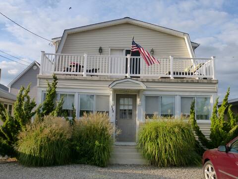 Beautiful Home 2 Blocks from Beach