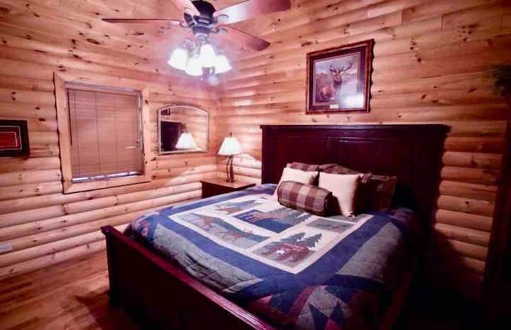 Основна спалня №2 със суперголямо двойно легло и самостоятелна баня 