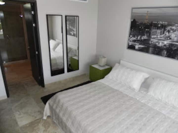 El dormitorio principal tiene un amplio baño con ducha y vestidor.