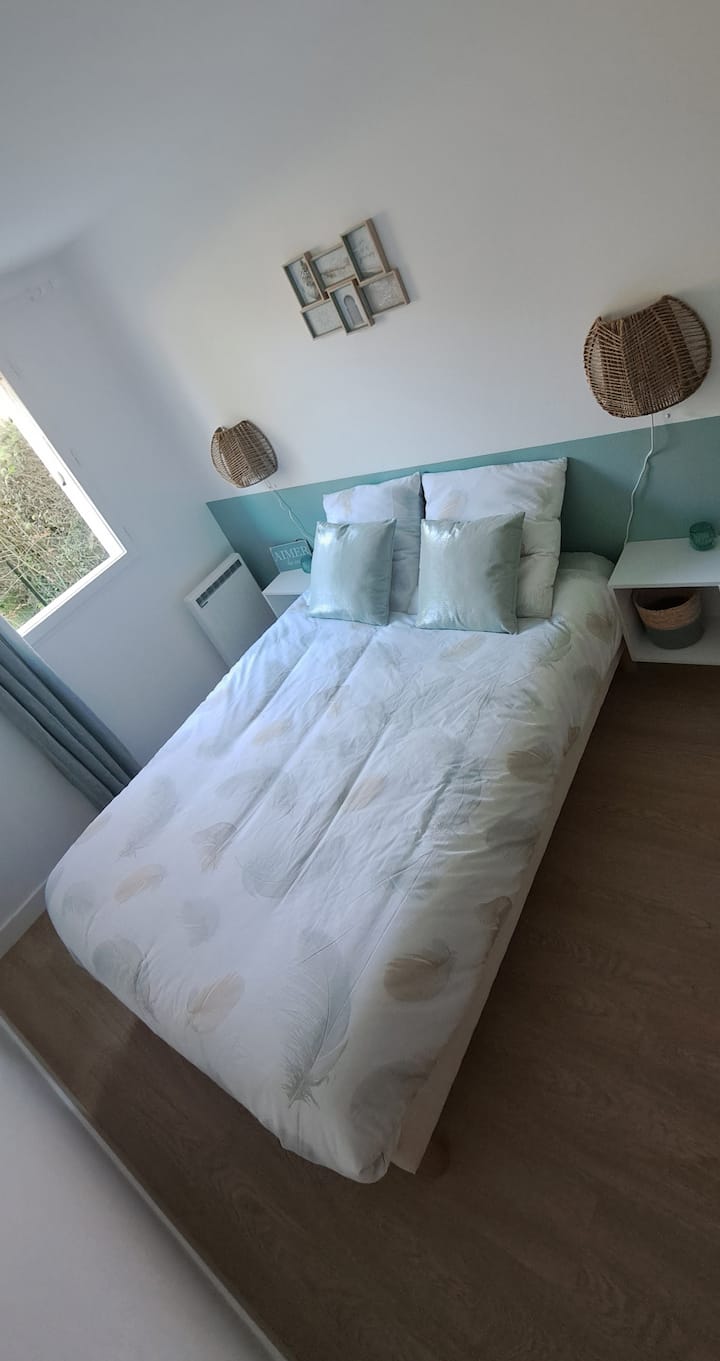 בחדר יש מיטה בגודל 140×190 וחדר הלבשה. חלון בגינה. 