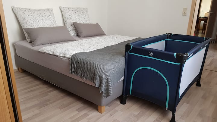 В просторната спалня със самостоятелна баня креватчето също ще намери достатъчно място.