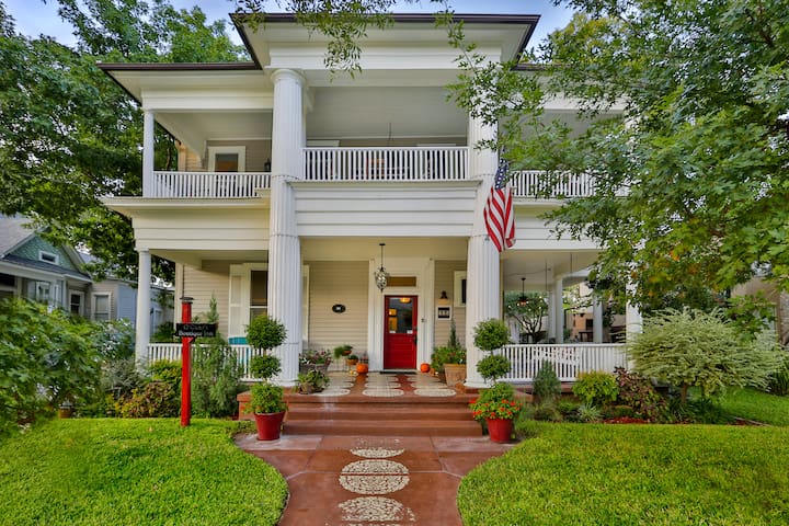 DUBLIN ROOM AT O’CASEY’S BOUTIQUE INN