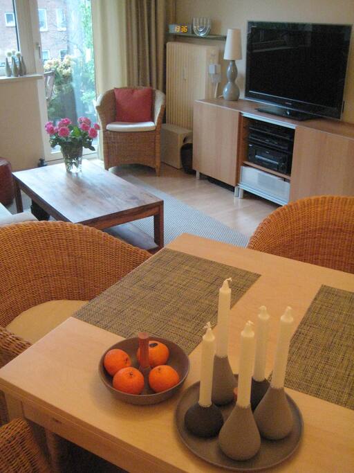 Wohnzimmer mit Essplatz und TV