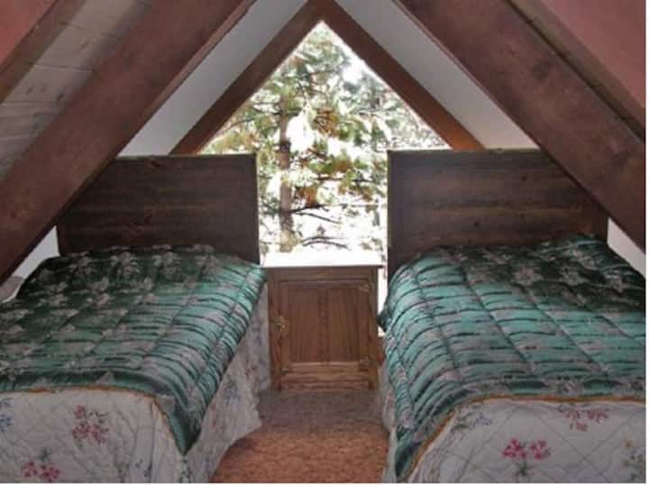 تتمتع الشقة العلوية المفتوحة بإطلالة رائعة على الغابة. 