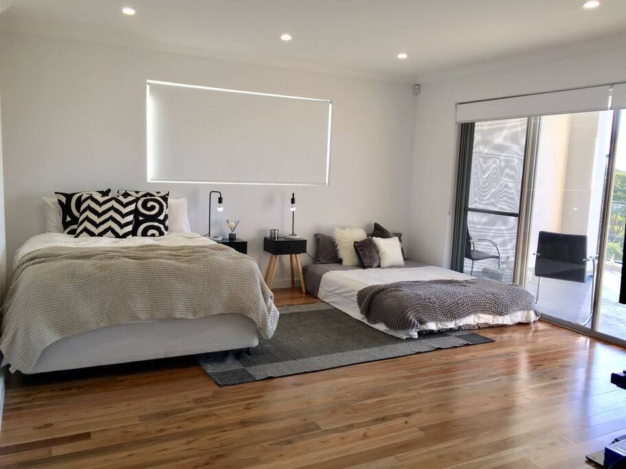 2 queen beds (available upon request)