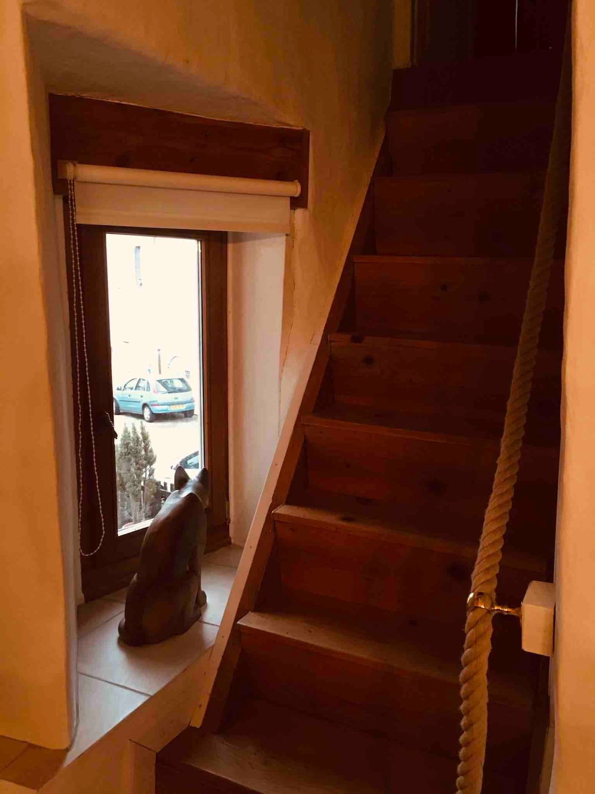 Стълби до спалнята с нашата дежурна котка 