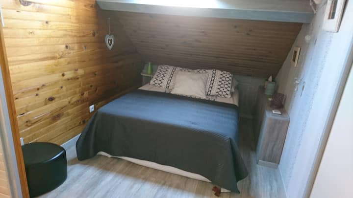 Chambre yoyo. Lit 140 tv-klatring
Ovenpå. Romantisk. 